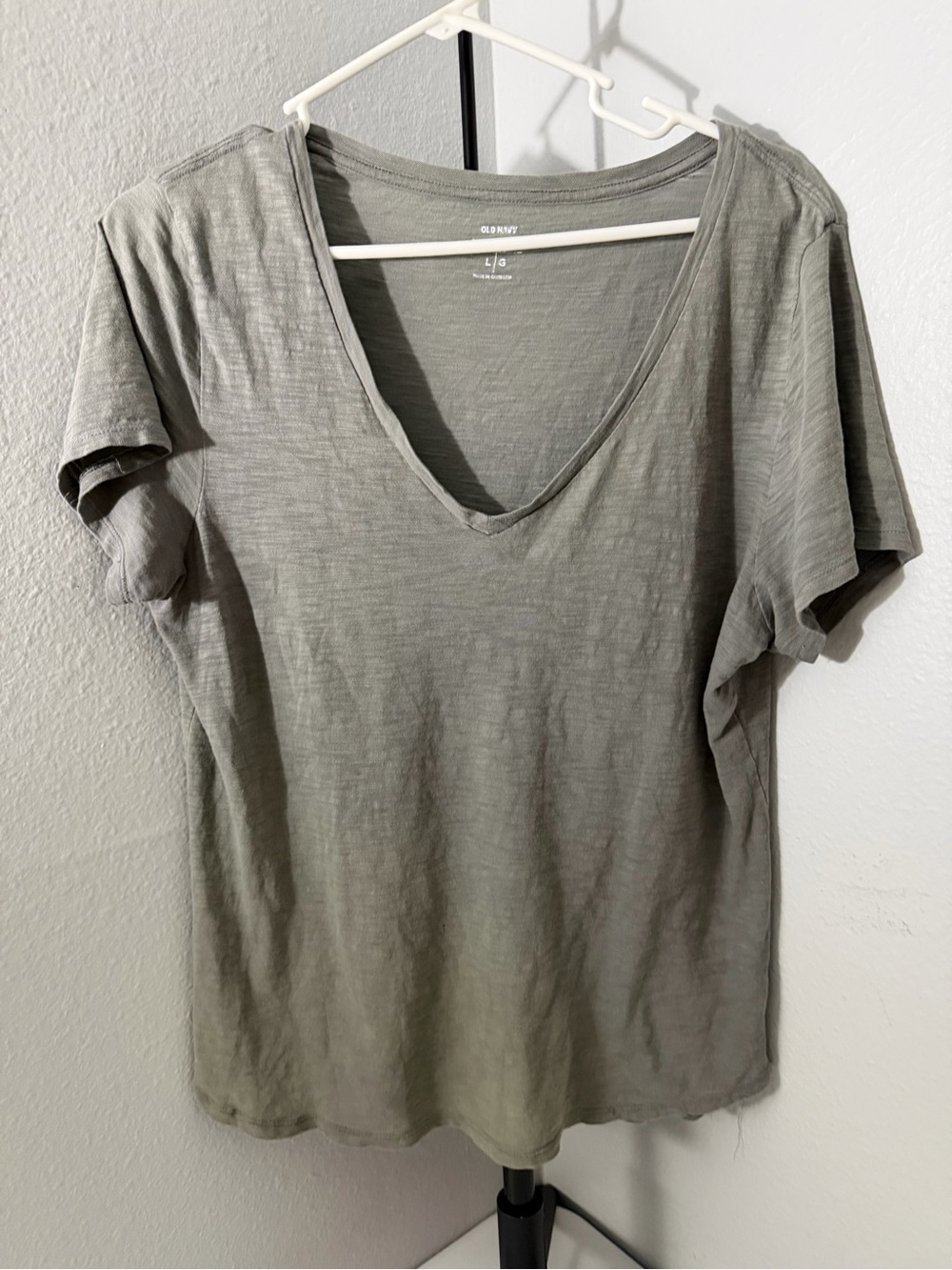 Old Navy Women's V-Neck Tee in Olive Gray